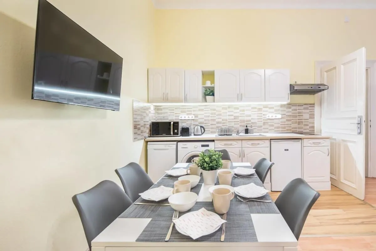 Central - New - Aircon - Comfy Budapest 0*,  Ungheria
